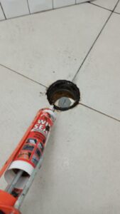 חומר איטום ווינסיל-WINSEAL אוטם מייד את המרווח בין הקרמיקה לצינור הניקוז
