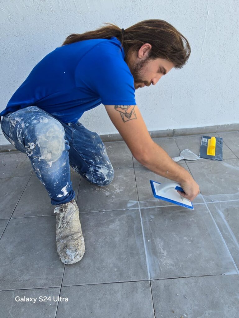 תיקוני רובה לפני מריחת חומר האיטום סקרמו טרצה על מרפסת מרוצפת
