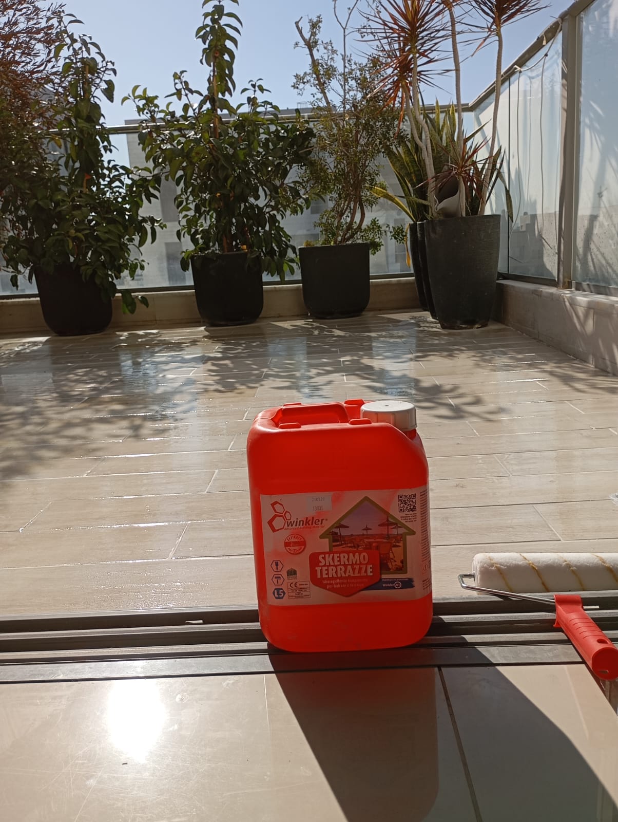 חומר האיטום סקרמו טרצה לאיטום מקלחות, מרפסות וגגות מרוצפים