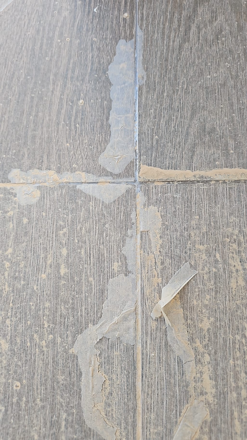 סילר ציפוי מתקלף ממרפסת שספגה מים