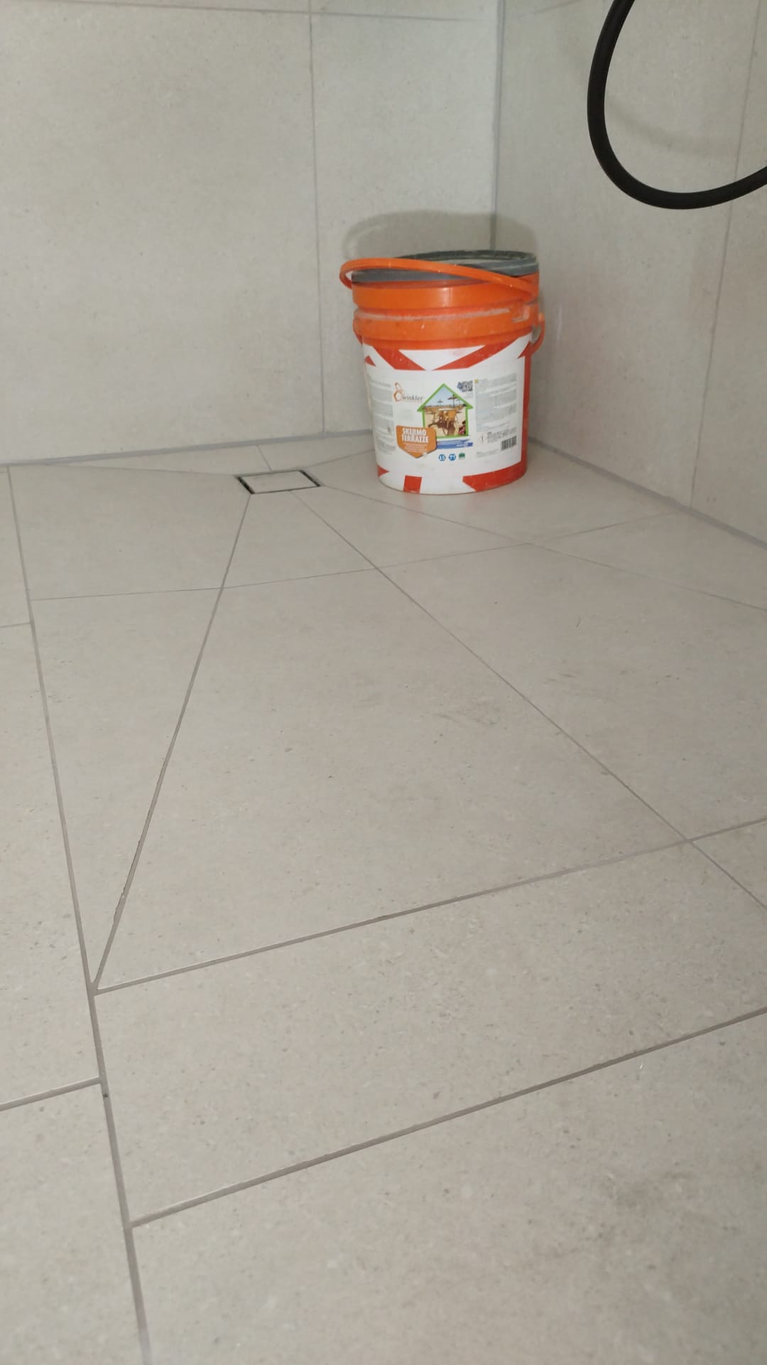 סקרמו טרצה לאיטום מקלחות ומרפסות מרוצפות